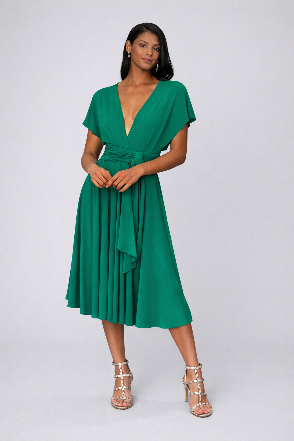Robe de soirée FemmeVue vert émeraude, coupe fluide dos nu, élégance contemporaine