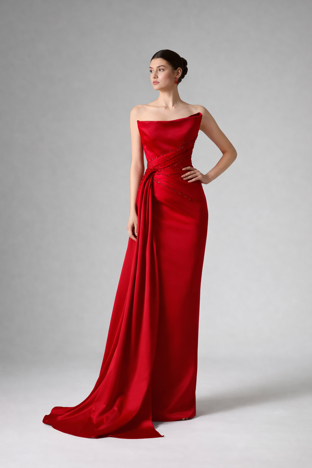 Robe de soirée sirène en satin rouge FemmeVue, coupe élégante avec drapé et dos structuré
